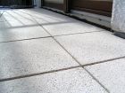 Sandgestrahlte Betonplatten für den Balkon